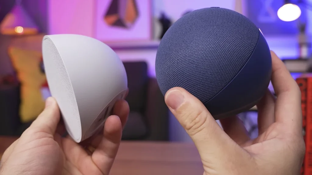Echo Pop e Echo Dot nas mãos de uma pessoa.