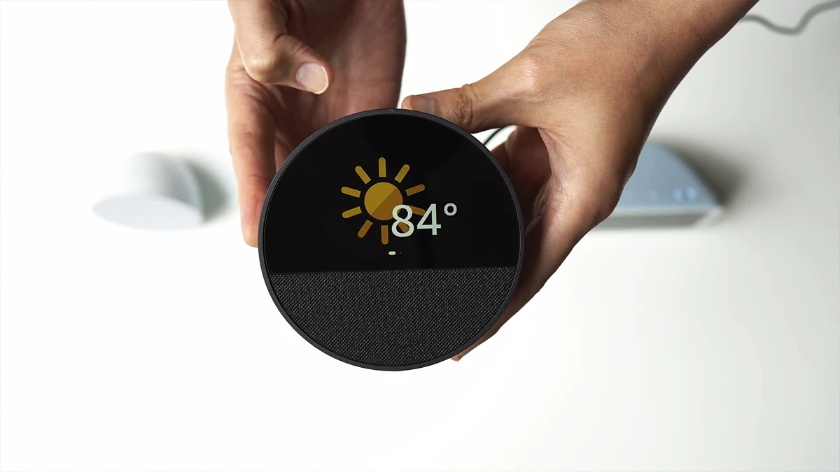 Echo Spot sendo segurado nas mãos de uma pessoa.