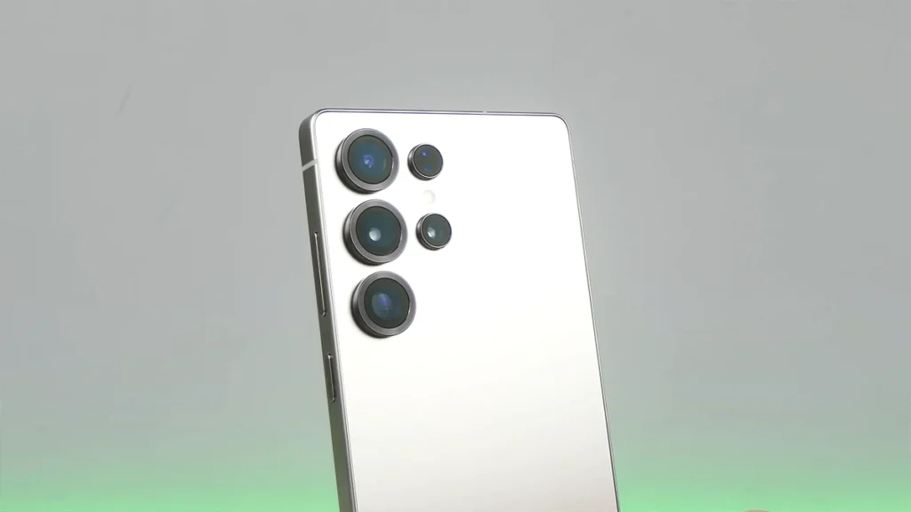 Samsung Galaxy S25 Ultra sendo exibido em destaque.