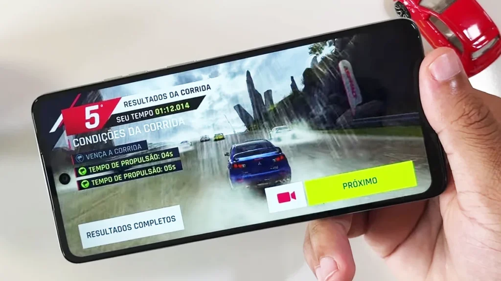 Gameplay de Asphalt 9: Legends sendo jogado no smartphone Motorola Moto G24.