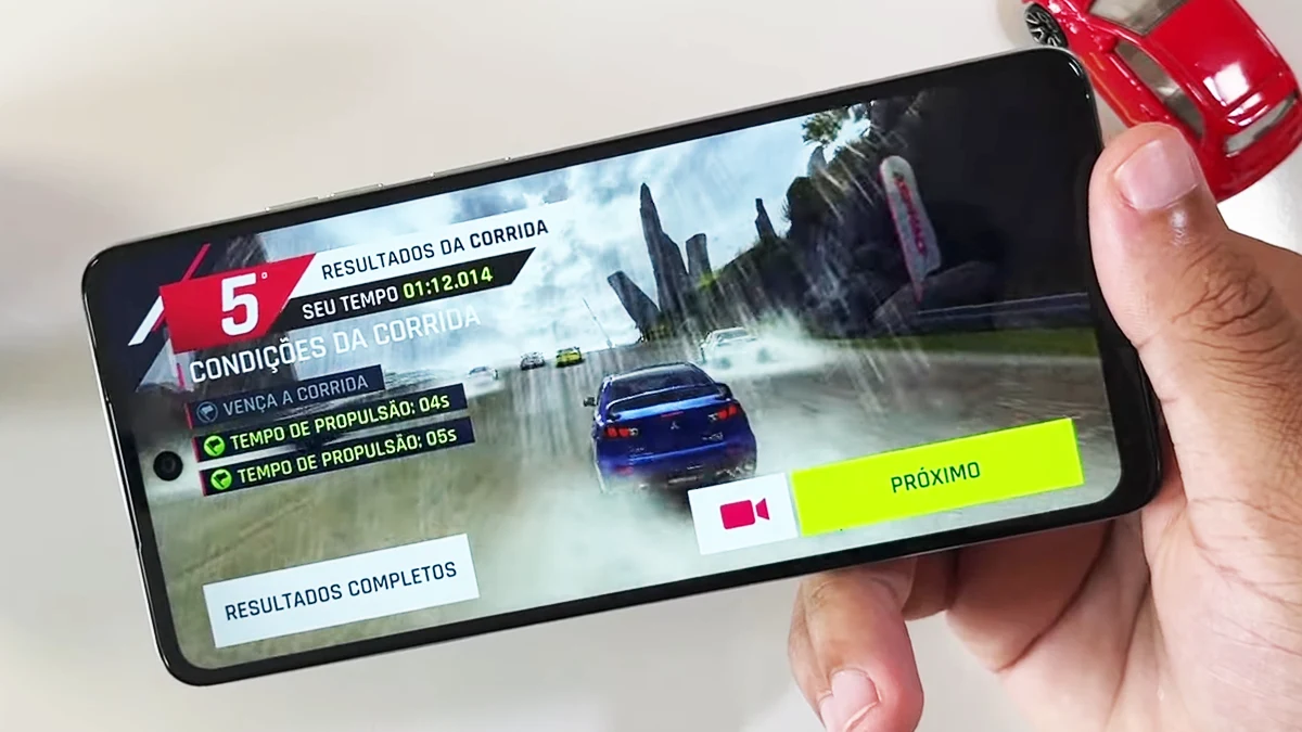 Gameplay de Asphalt 9: Legends sendo jogado no smartphone Motorola Moto G24.