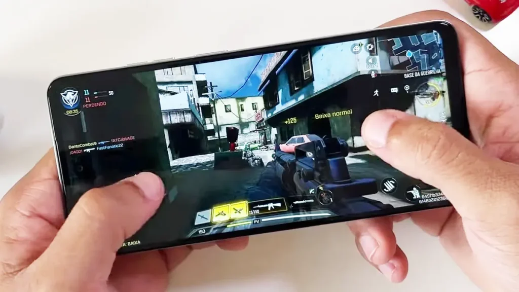 Gameplay de Call of Duty: Mobile sendo jogado no smartphone Motorola Moto G24.
