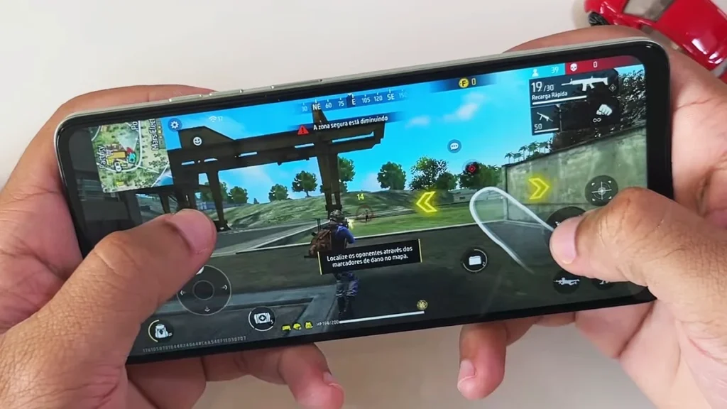 Gameplay de Free Fire sendo jogado no smartphone Motorola Moto G24.