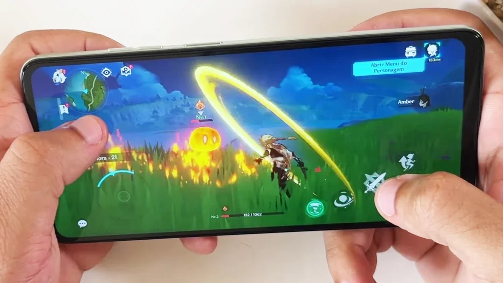 Gameplay de Genshin Impact sendo jogado no smartphone Motorola Moto G24.