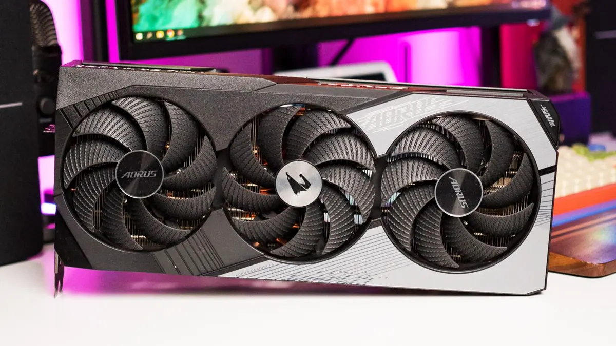 Placa de vídeo NVIDIA RTX 4070 Super sobre uma mesa em um ambiente moderno.