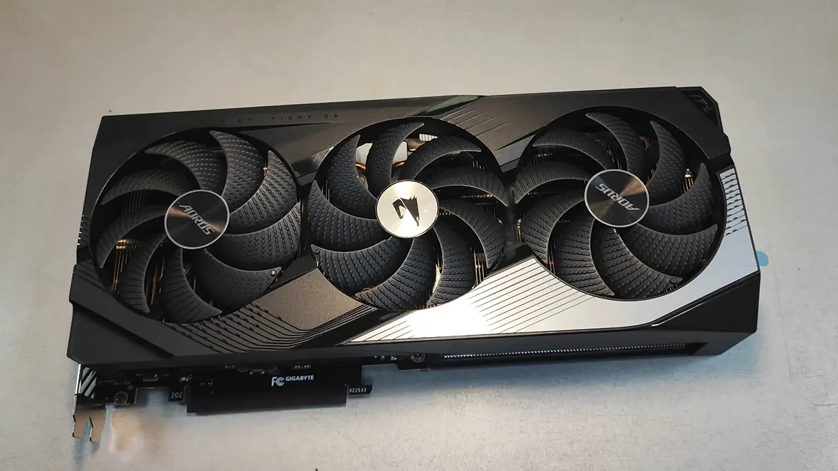 Placa de vídeo NVIDIA RTX 4070 Super com vista superior sobre uma mesa em ambiente moderno.