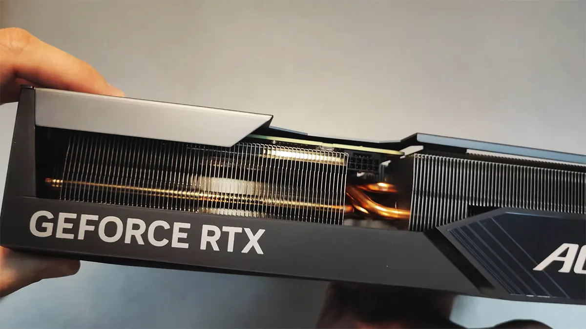 Placa de vídeo NVIDIA RTX 4070 Super sendo segurada nas mãos em um ambiente moderno.
