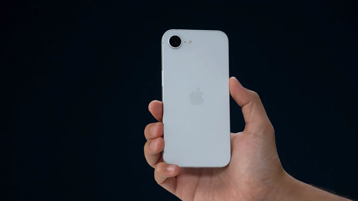 Smartphone Apple iPhone 16e em cor prata, com tela de 6,4 polegadas e câmeras avançadas.