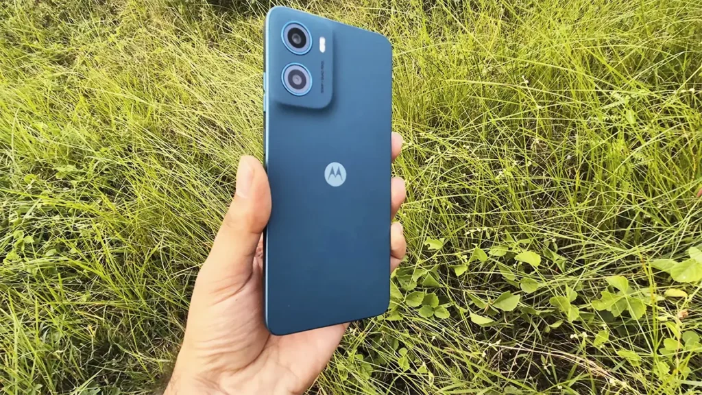 Smartphone Motorola Moto G05 cinza com design elegante e funcionalidades modernas.