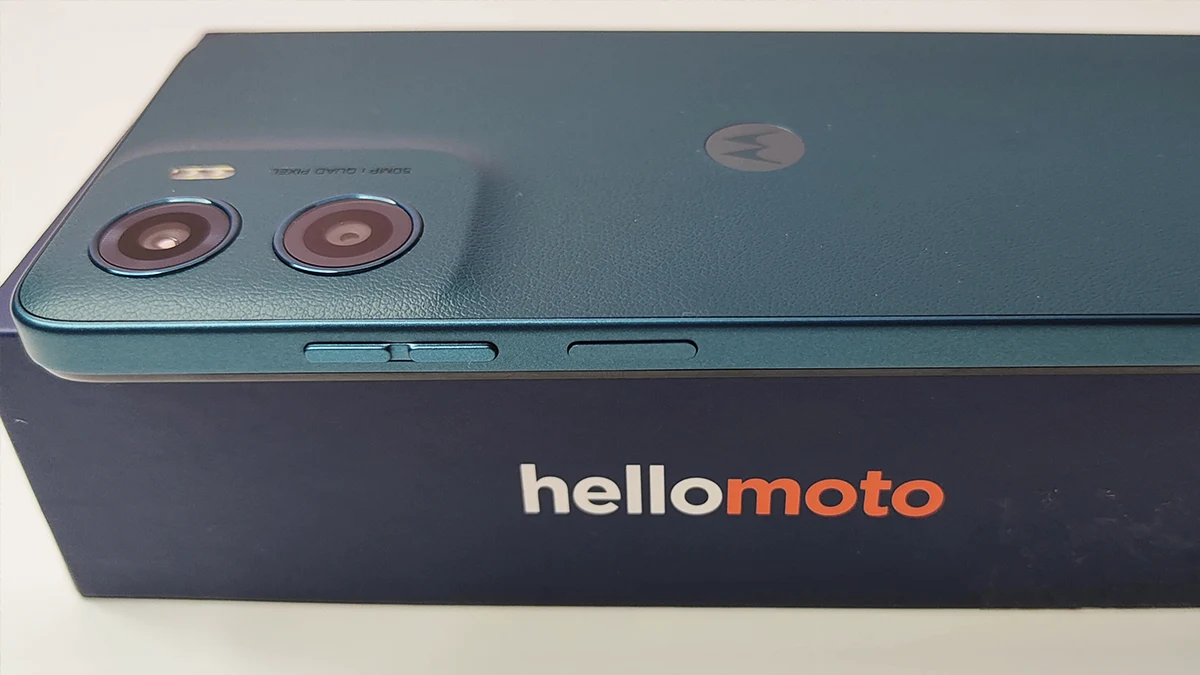 Smartphone Motorola Moto G05 cinza com design elegante e funcionalidades modernas.
