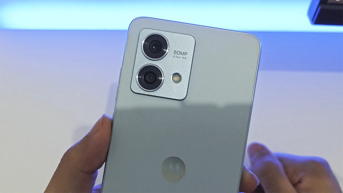 Smartphone Moto G84 5G na cor azul com tecnologia de conectividade avançada e design moderno.