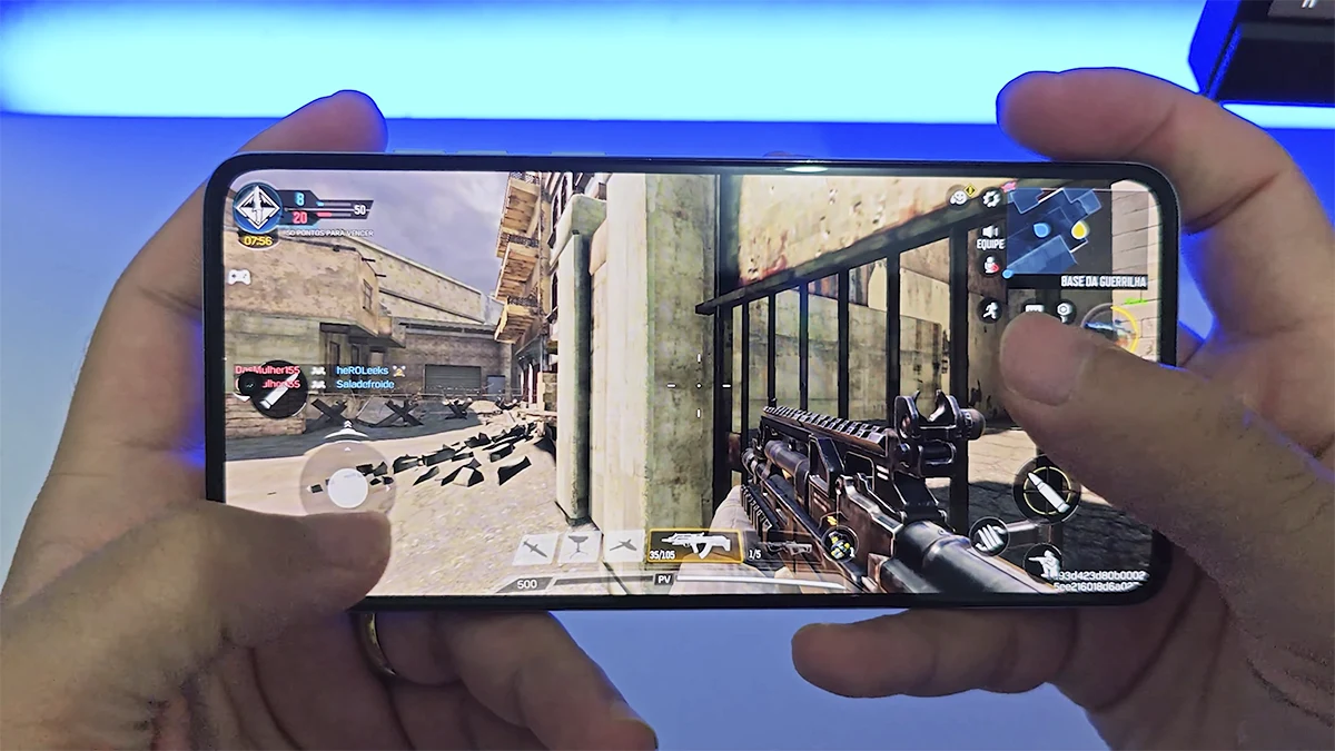 Smartphone Moto G84 exibindo o jogo Call of Duty Mobile em execução, destacando desempenho fluido e visual nítido.