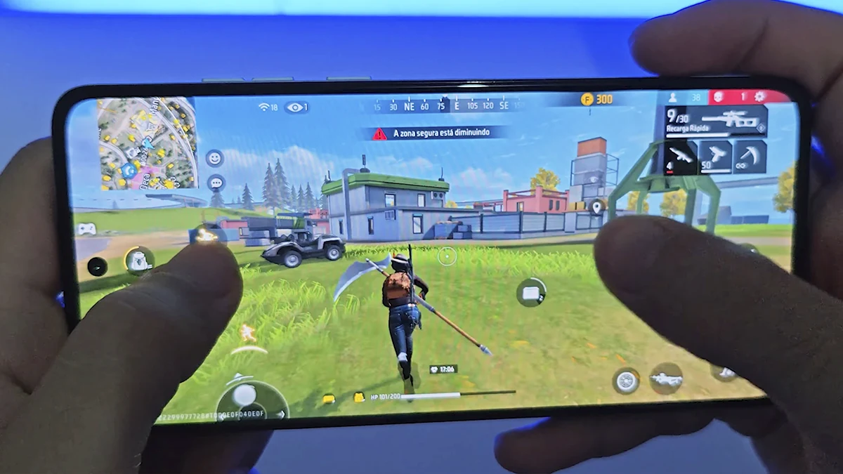 Smartphone Moto G84 exibindo o jogo Free Fire em execução, com gráficos de alta qualidade e desempenho ágil.