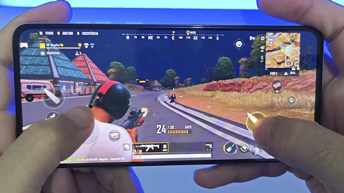 Smartphone Moto G84 exibindo o jogo PUBG New State em execução, com gráficos realistas e desempenho impecável.
