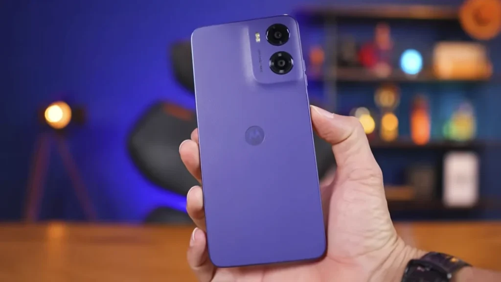 Smartphone Motorola Moto G05 com tela grande e design moderno.