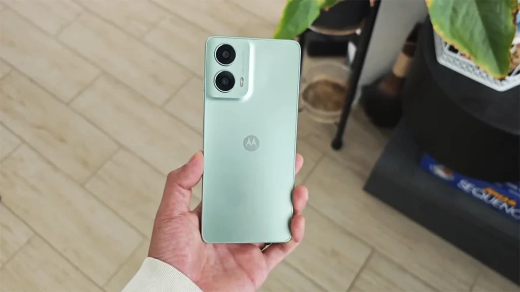 Smartphone Motorola Moto G24 com design moderno e recursos avançados, perfeito para desempenho ao longo do dia.