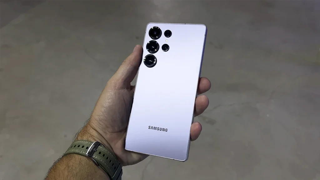 Smartphone Samsung Galaxy S25+ em cor preta, com tela de 6,8 polegadas e câmeras de alta tecnologia.