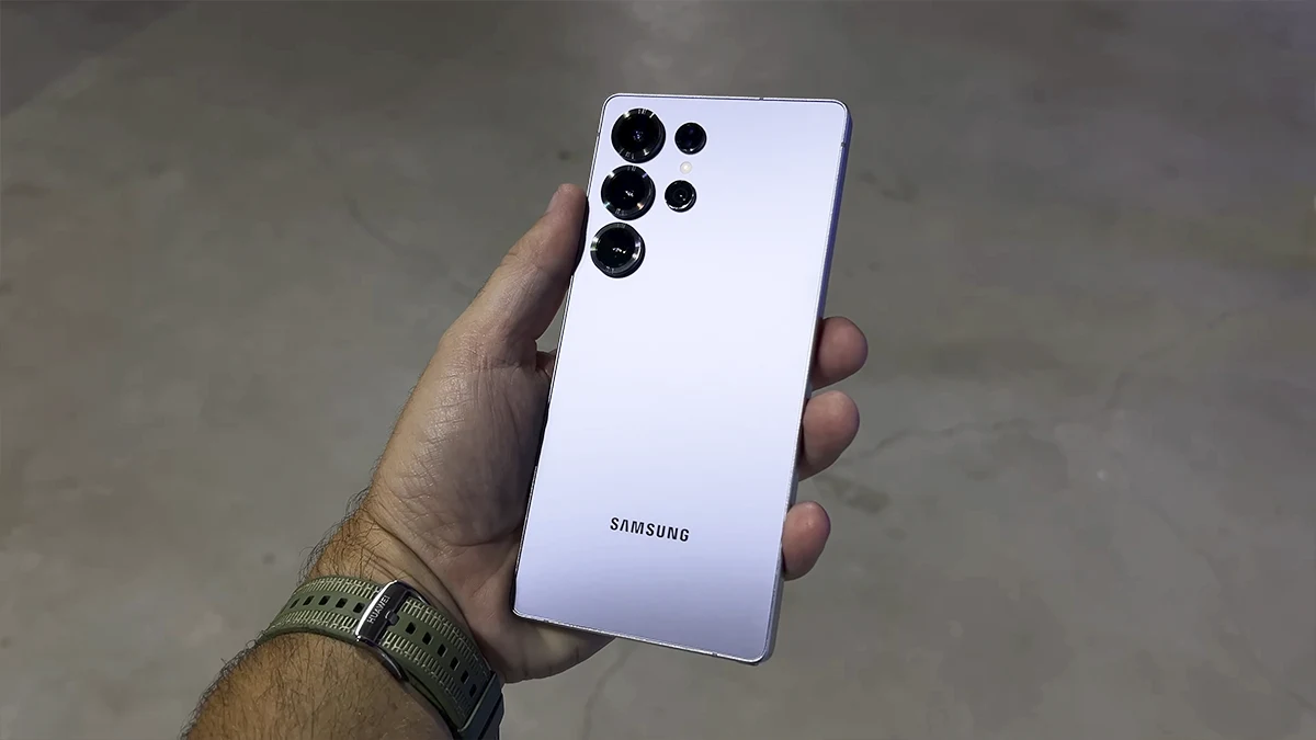 Smartphone Samsung Galaxy S25+ em cor preta, com tela de 6,8 polegadas e câmeras de alta tecnologia.
