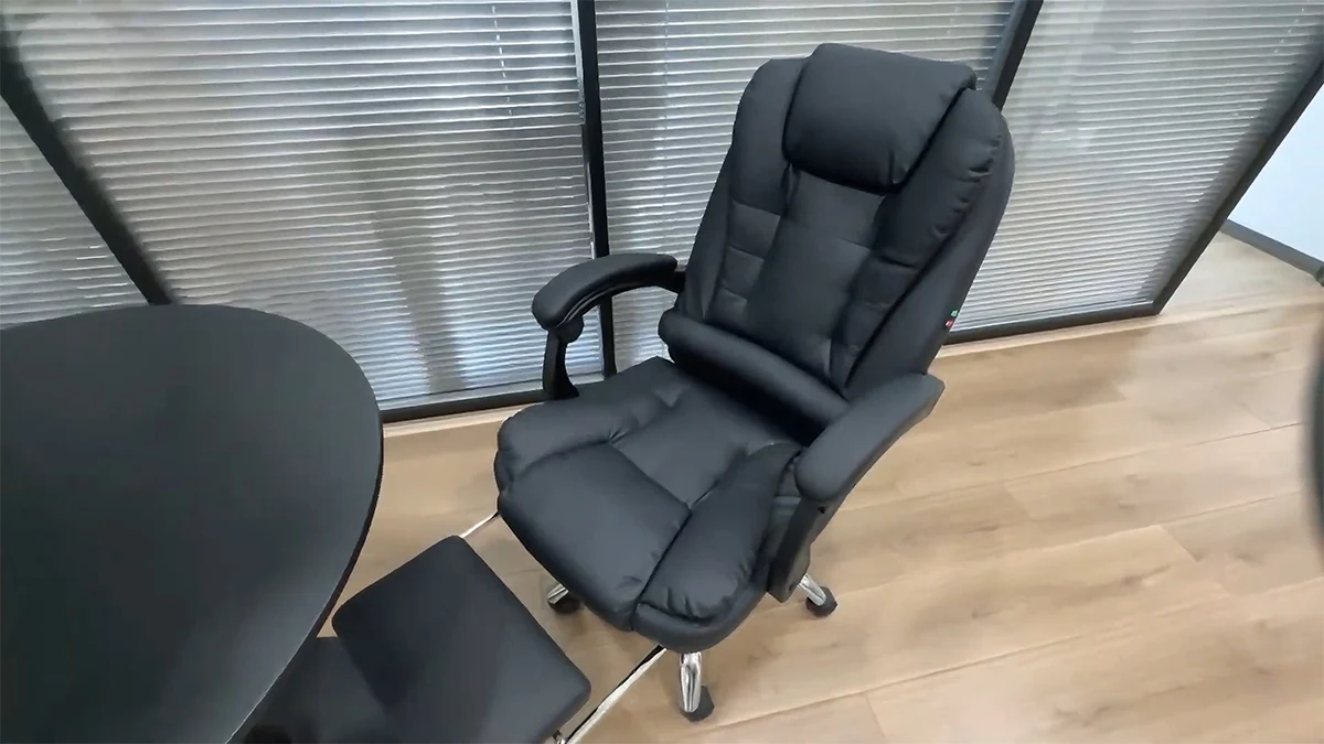 Cadeira de Escritório Presidente Python Fly em design moderno e ergonômico.