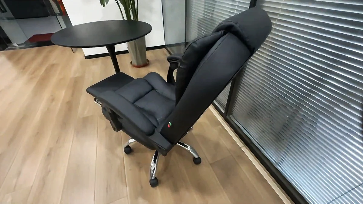 Cadeira de Escritório Presidente Python Fly em design moderno e ergonômico.