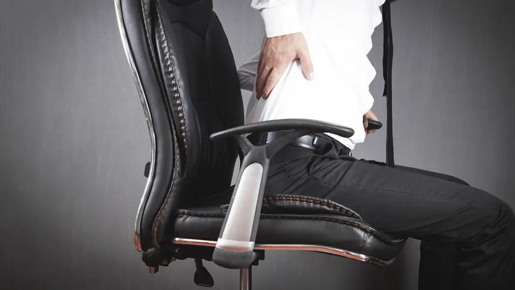 Homem sentado em uma cadeira de escritório ergonômica moderna com encosto em mesh e braços ajustáveis