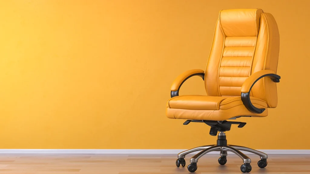 Cadeira de escritório ergonômica amarela com design moderno.