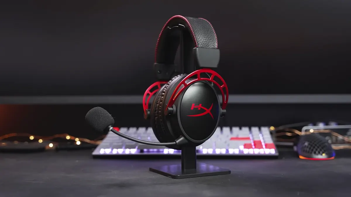 Headset gamer HyperX Cloud Alpha Wireless com microfone destacável em setup RGB