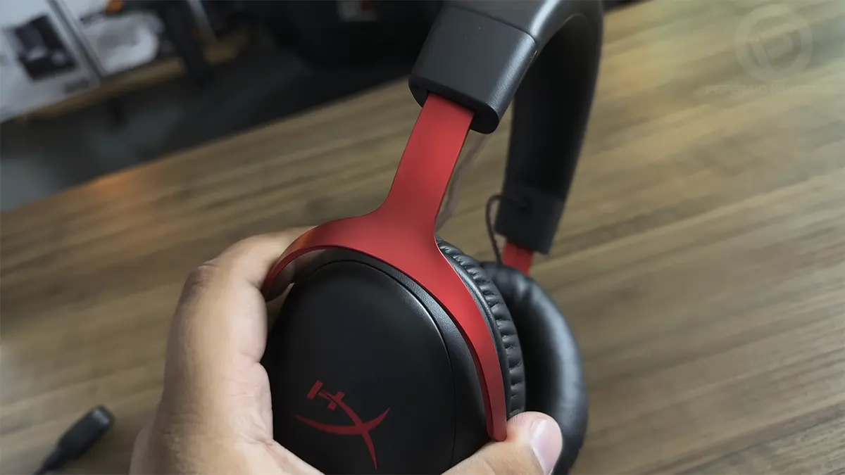 Headset gamer HyperX Cloud III com iluminação RGB em setup de alta tecnologia
