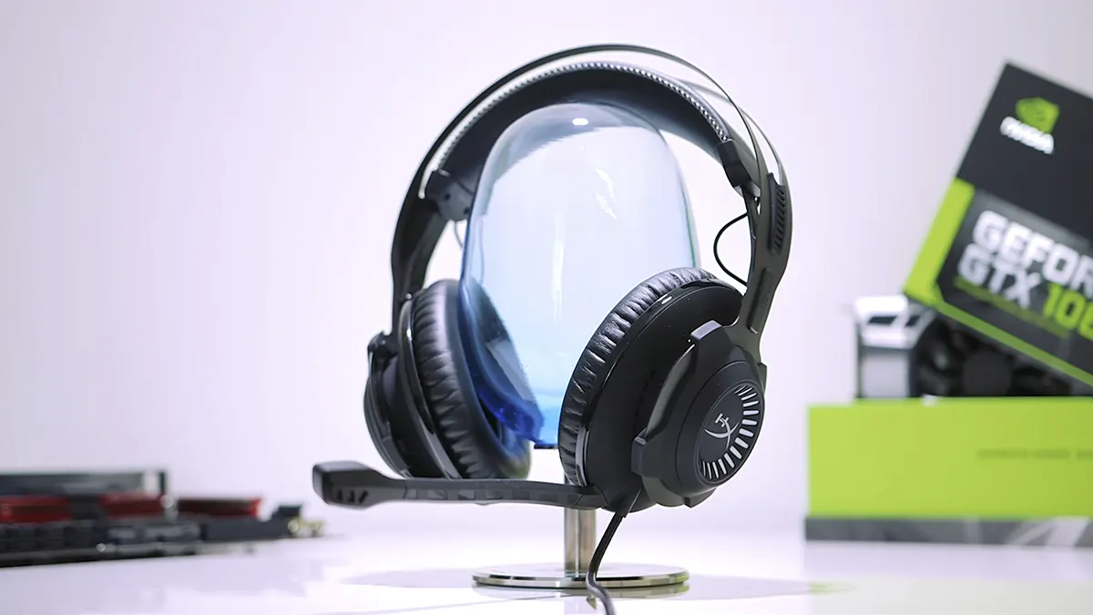 Headset gamer HyperX Cloud Revolver S com Dolby 7.1 em setup com iluminação RGB