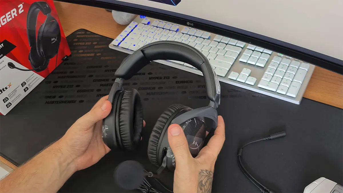 Headset gamer HyperX Cloud Stinger 2 Core para PC com microfone giratório em setup RGB