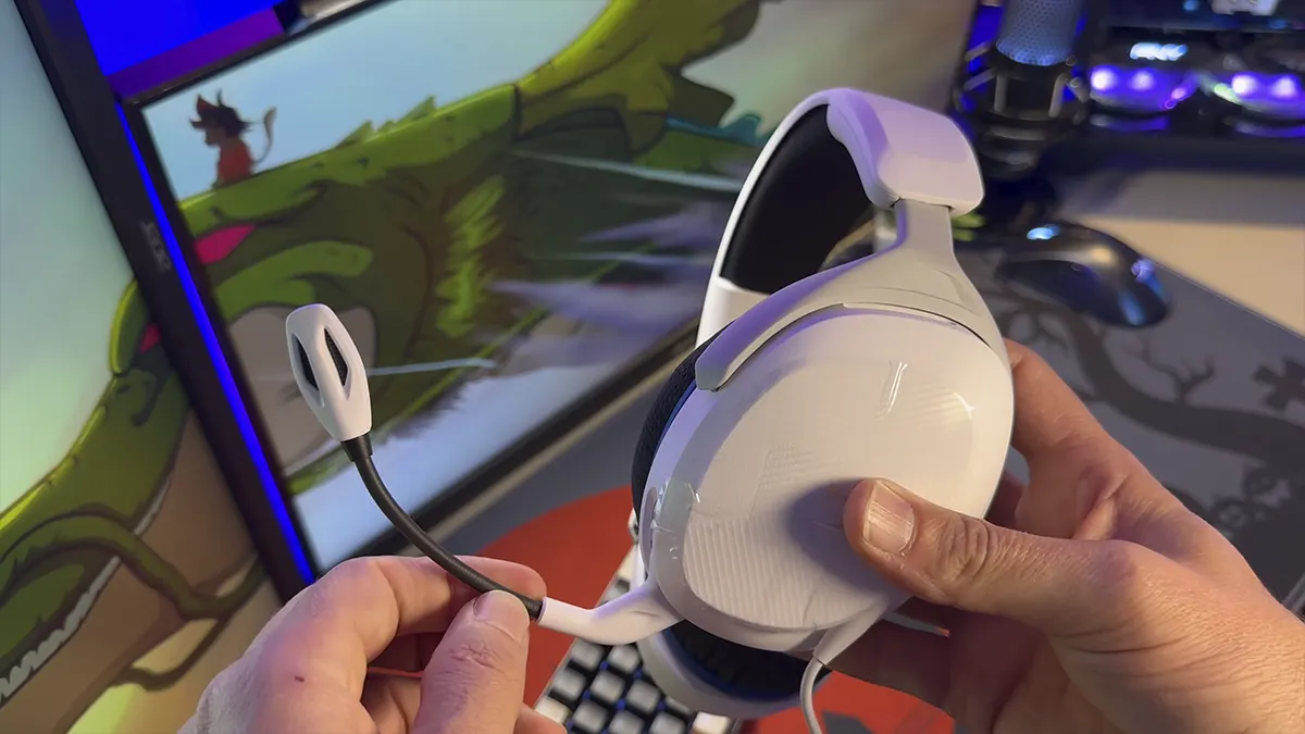 Headset gamer HyperX Cloud Stinger 2 Core para PS5 com microfone giratório em setup RGB