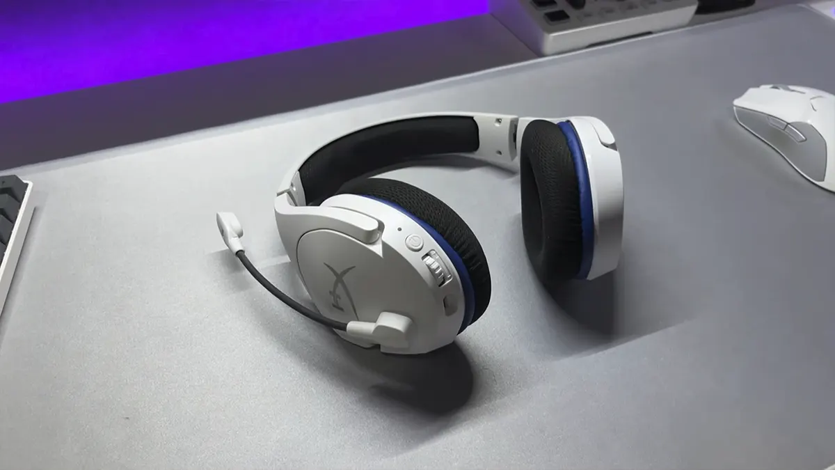 Headset gamer HyperX Cloud Stinger Core Wireless para PS4 e PS5 em setup RGB