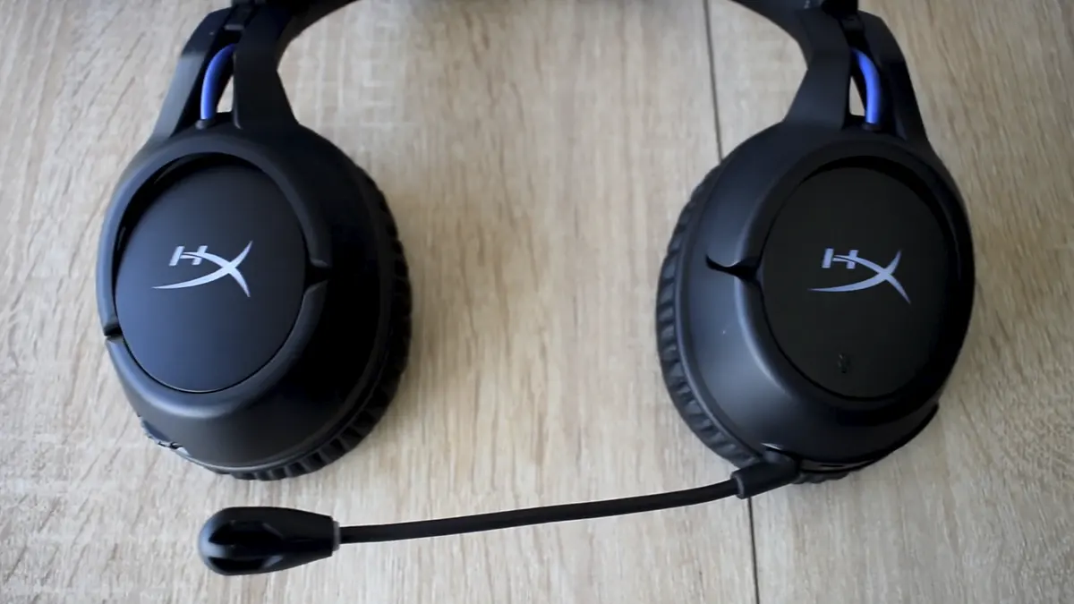 Headset gamer HyperX Cloud Flight Wireless para PS4 e PS5 com microfone destacável em setup RGB
