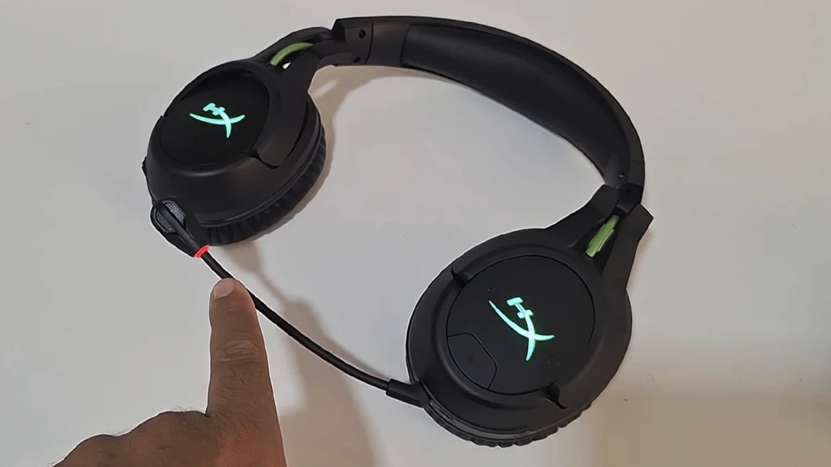 Headset gamer HyperX CloudX Flight Wireless para Xbox One com microfone destacável em setup RGB