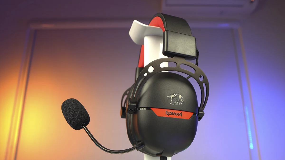 Headset gamer Redragon Aurora USB 7.1 com iluminação RGB e microfone ajustável.