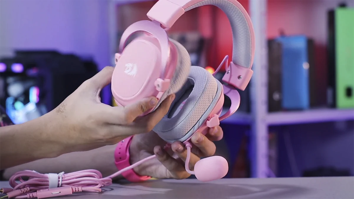 Headset gamer Redragon Hero Rosa H530-P com microfone ajustável e iluminação RGB.