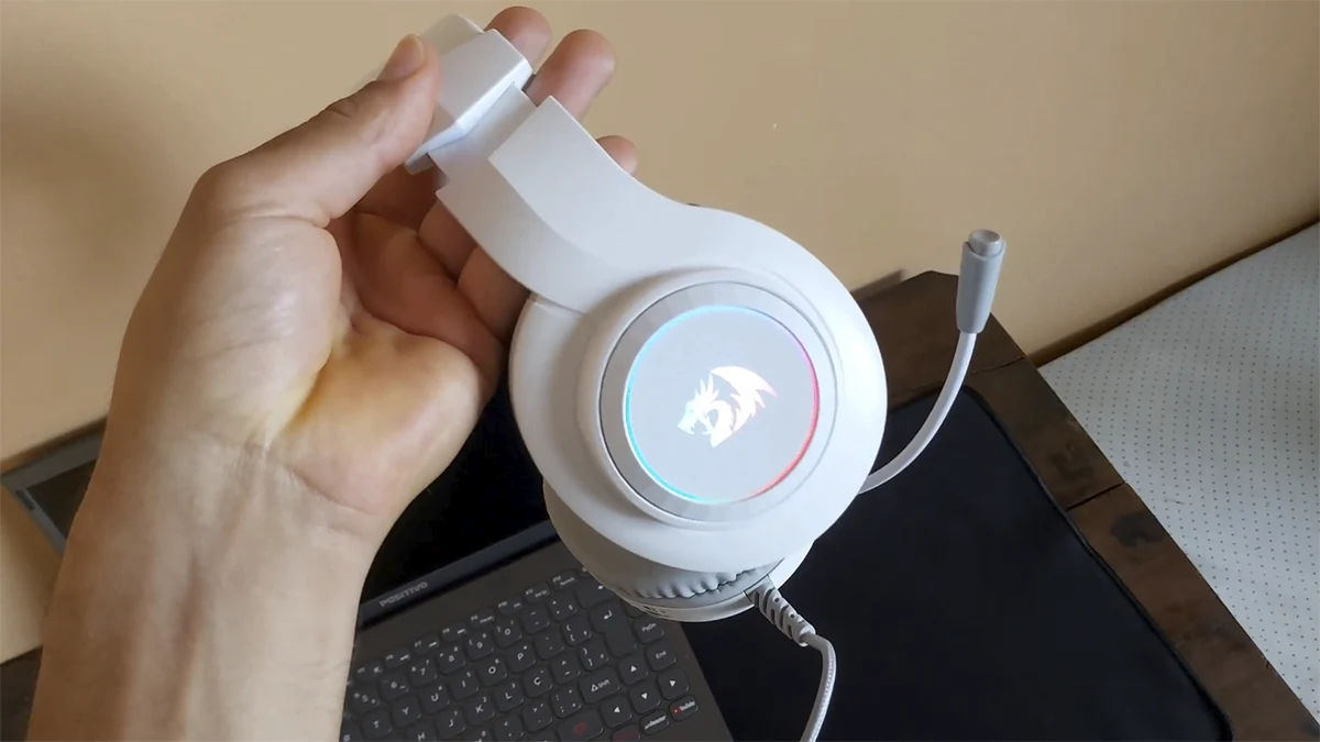 Headset gamer Redragon Hylas Lunar White H260-W branco com microfone ajustável e design ergonômico.