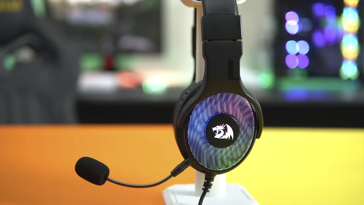 Headset gamer Redragon Pandora 2 RGB H350RGB-1 com iluminação colorida e microfone destacável.