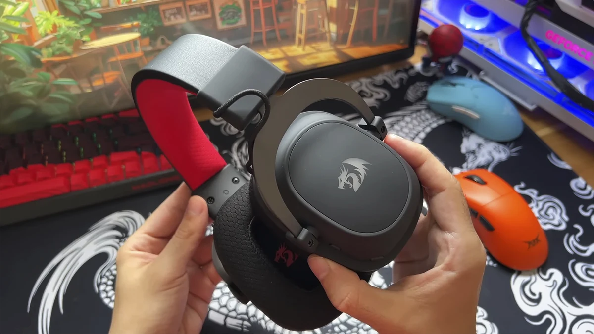 Headset gamer Redragon Zeus Pro H510 com microfone destacável e som surround.