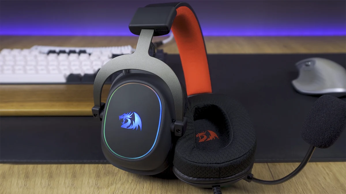 Headset gamer Redragon Zeus X RGB H510 com iluminação colorida e microfone ajustável.
