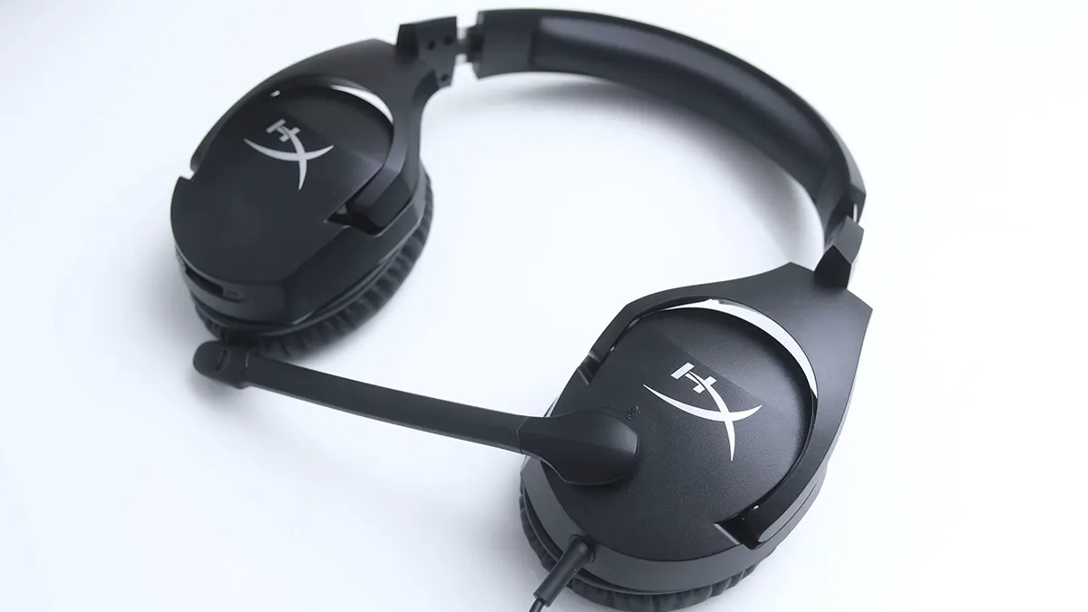 Headset gamer HyperX Cloud Stinger S com microfone e design ergonômico em setup RGB