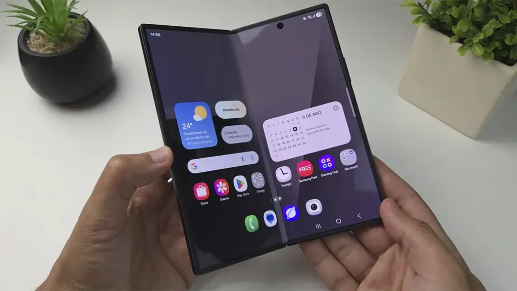 Samsung Galaxy Z Fold 7 aberto exibindo ficha técnica, preço e detalhes em fundo tecnológico
