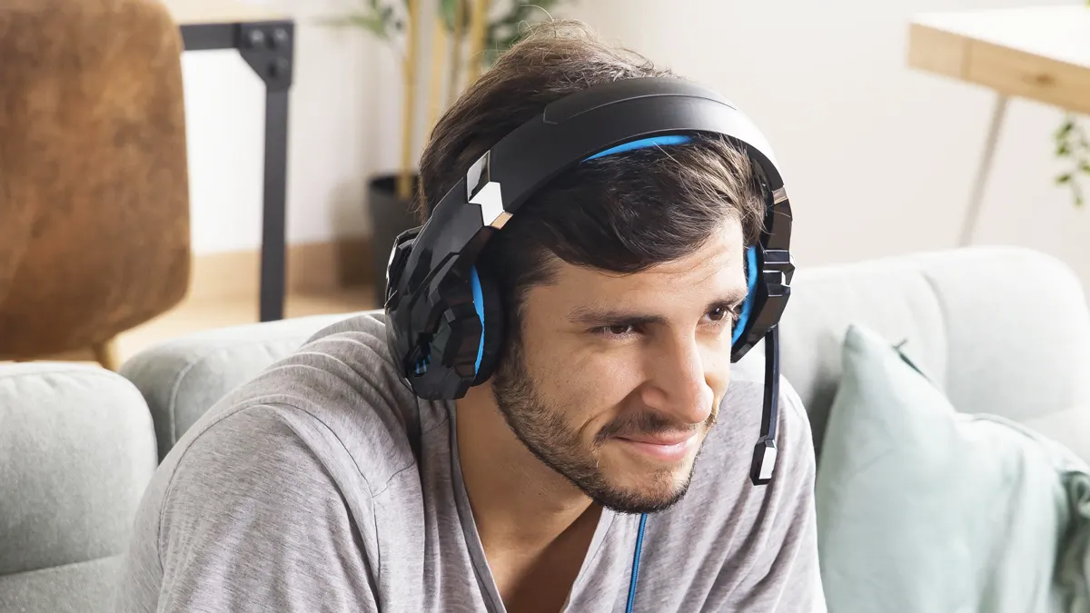 Coleção dos 9 melhores headsets gamer HyperX de 2026 em setup com iluminação RGB
