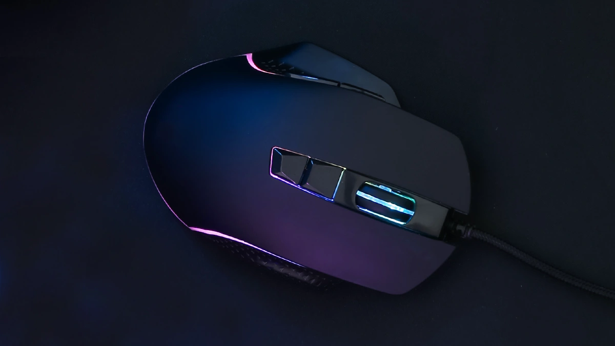 Mouse gamer de alta precisão com design ergonômico e iluminação RGB
