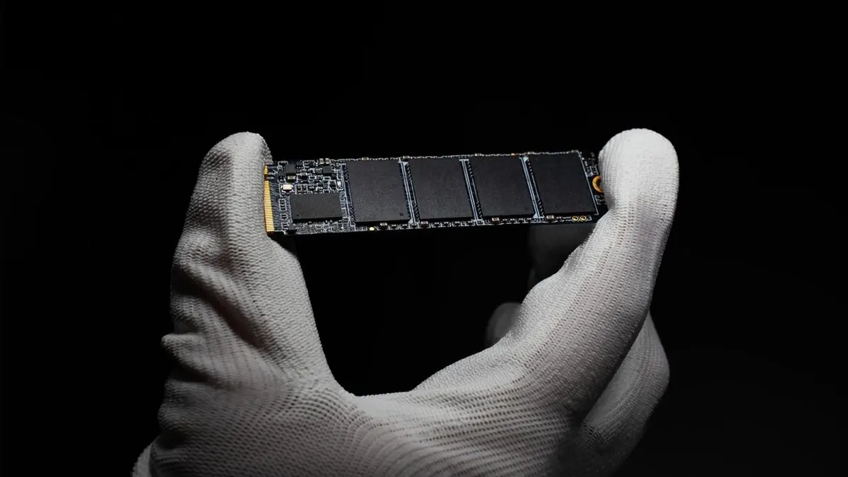SSD de alta performance para PC gamer em setup com iluminação RGB