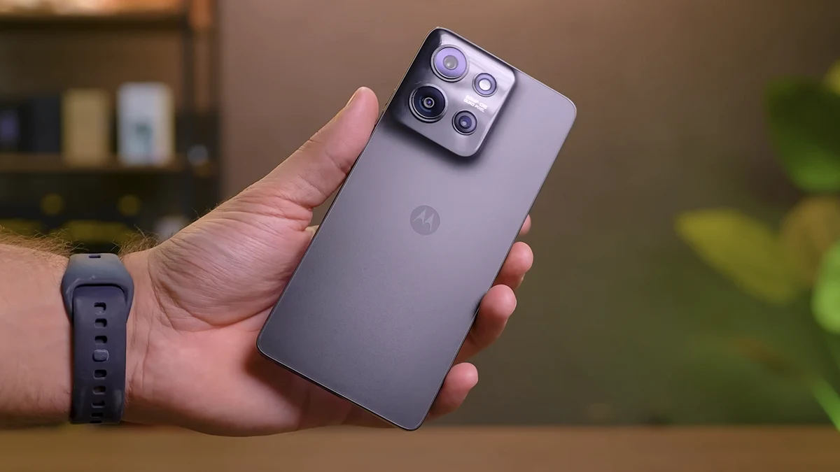 Smartphone Motorola Moto G75 com design robusto em setup tecnológico