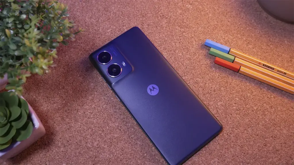 Ficha técnica do Motorola Moto G85 com tela de 6.67 polegadas e câmera de 50MP em fundo tecnológico