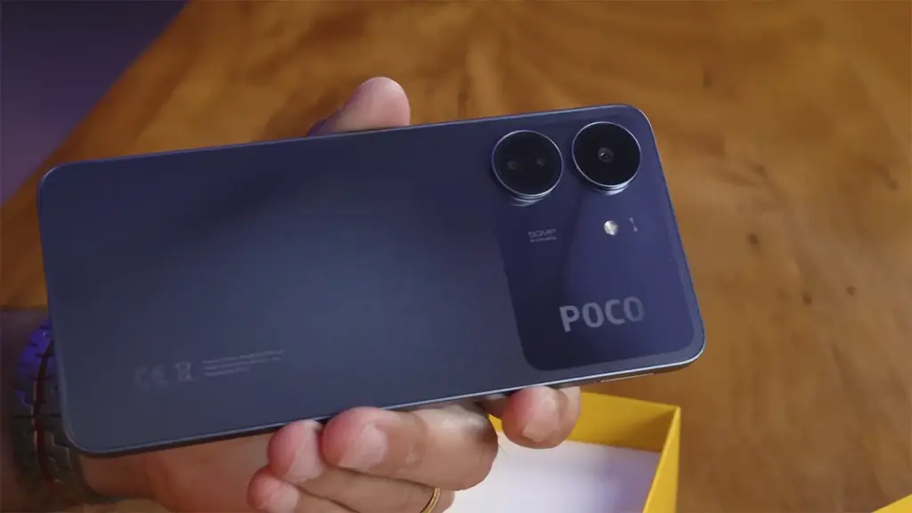 Ficha técnica do Xiaomi Poco C65 com tela de 6.74 polegadas e câmera tripla em fundo tecnológico