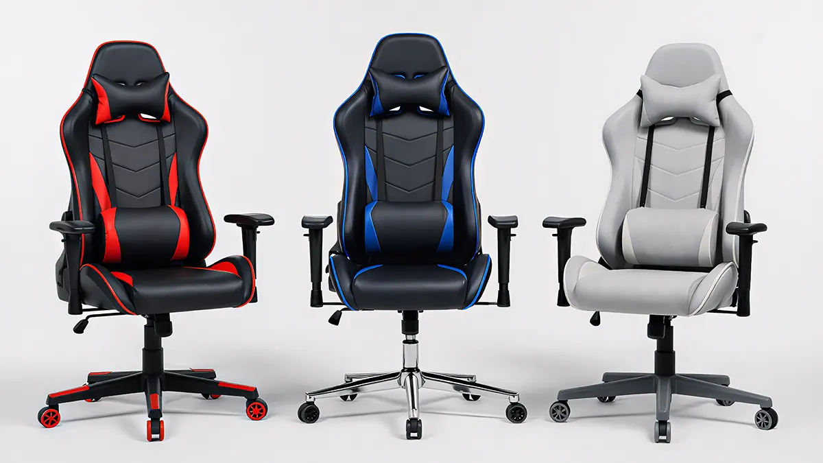 Três cadeiras gamer ergonômicas nas cores preta e vermelha, preta e azul, e cinza, alinhadas lado a lado.